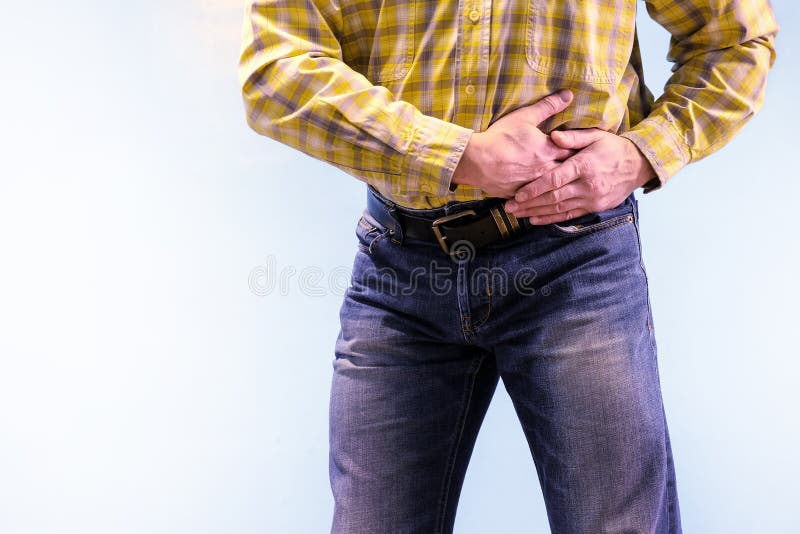 Urolithiasis 慢性胰腺炎 在尿的石头 人劫掠了他的在痛苦适合的鼠蹊 免版税库存照片